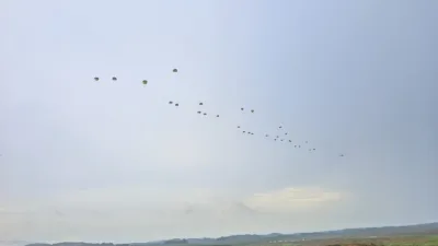 Latihan Terintegrasi Lintas Matra, 300 Personel Batalyon 501/BY Kostrad Lakukan Aksi Terjun Payung di Desa Mabat
