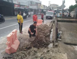 Kerap Banjir saat Hujan, Sekda Kota Pangkalpinang Turun Langsung Gotong Royong di Lokasi Rawan Banjir Kelurahan Bukit Intan