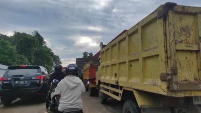 Antrean Mengular di SPBU, Warga Mulai Geram BBM Sulit Didapatkan