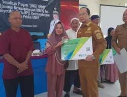 Bupati Bateng Serahkan 120 Kartu BPJS Ketenagakerjaan Program Jaket UMKM