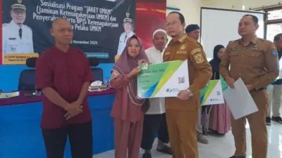 Bupati Bateng Serahkan 120 Kartu BPJS Ketenagakerjaan Program Jaket UMKM