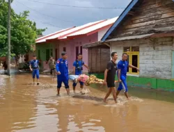 Dilanda Banjir, Polres Bangka Barat Bantu Evakuasi Warga Tanjung yang Sakit
