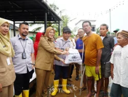 PT TIMAH Tbk Distribusikan Bantuan Pangan untuk Masyarakat Terdampak Banjir Rob