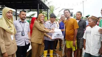 PT TIMAH Tbk Distribusikan Bantuan Pangan untuk Masyarakat Terdampak Banjir Rob