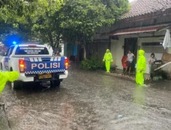 Pastikan Akses Jalan Aman, Kapolres Perintahkan Anggota Siaga di Tempat Rawan Banjir