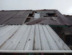 Dihantam Puting Beliung, Atap Rumah Warga Bukit Lama Rusak