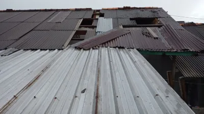 Dihantam Puting Beliung, Atap Rumah Warga Bukit Lama Rusak