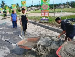 Warga Desa Perlang Kompak Semen Bahu Jalan, Jaga Aset Pemda Bangka Tengah dari Kerusakan