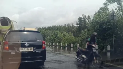 Banjir Rob Rendam Tiga Titik Jalur Jalan Pangkalpinang–Sungailiat, Sejumlah Kendaraan Mogok