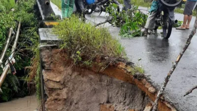 Sisi Muka Jembatan Penghubung Gunung Pelawan- Bukit Ketok Longsor Tergerus Air,  Warga Diminta Hati-hati