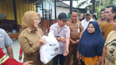 Cece Dessy Salurkan 300 Paket Bantuan PT Timah untuk Warga Terdampak Rob di Opas Indah