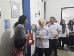 Tinjau Pengambilan Rapor di SD Kalam Kudus, Cece Dessy Tekankan Keterlibatan Ayah