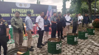 Hasil Penindakan dari Toko hingga Jalur Sumatera, Bea Cukai Pangkalpinang Musnahkan 1.413.424 Batang Rokok dan Miras Ilegal