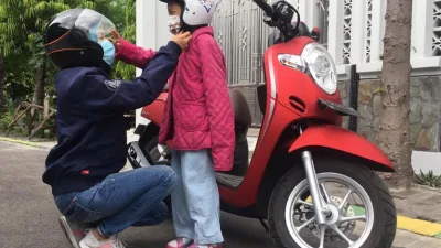 Pentingnya Helm dan Jaket untuk Anak Saat Naik Sepeda Motor