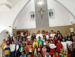 Anak Misioner Komunitas Santo Markus Mengunjungi Rumah Umat untuk Doa dan Membagi Berkat