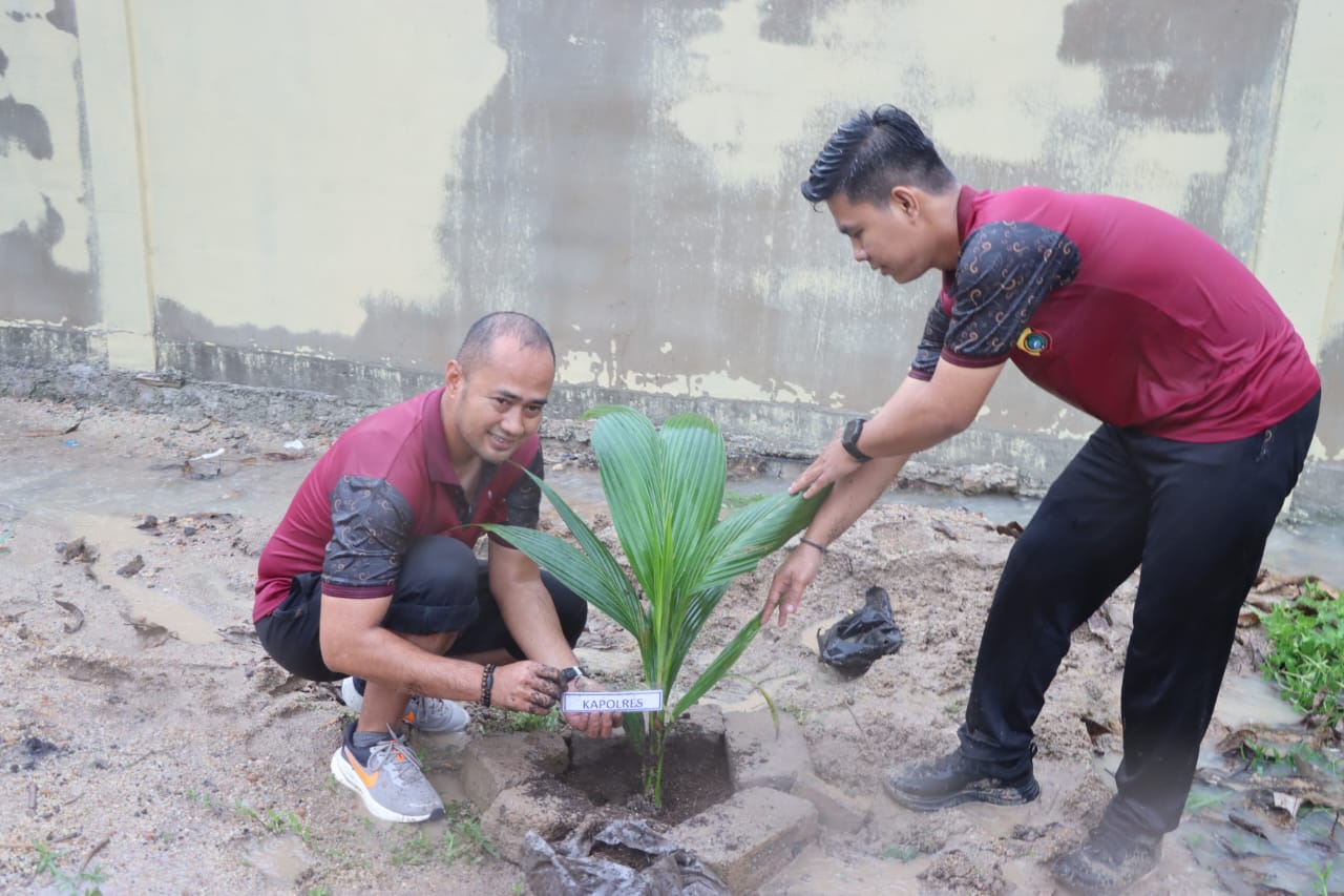 Polres Babar Tanam Pohon Sambil Hujan-hujanan