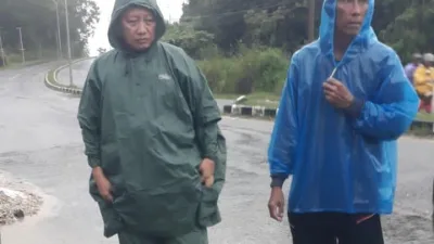 Pantau Banjir, Sekda Babar Salurkan Bantuan ke Warga Mentok