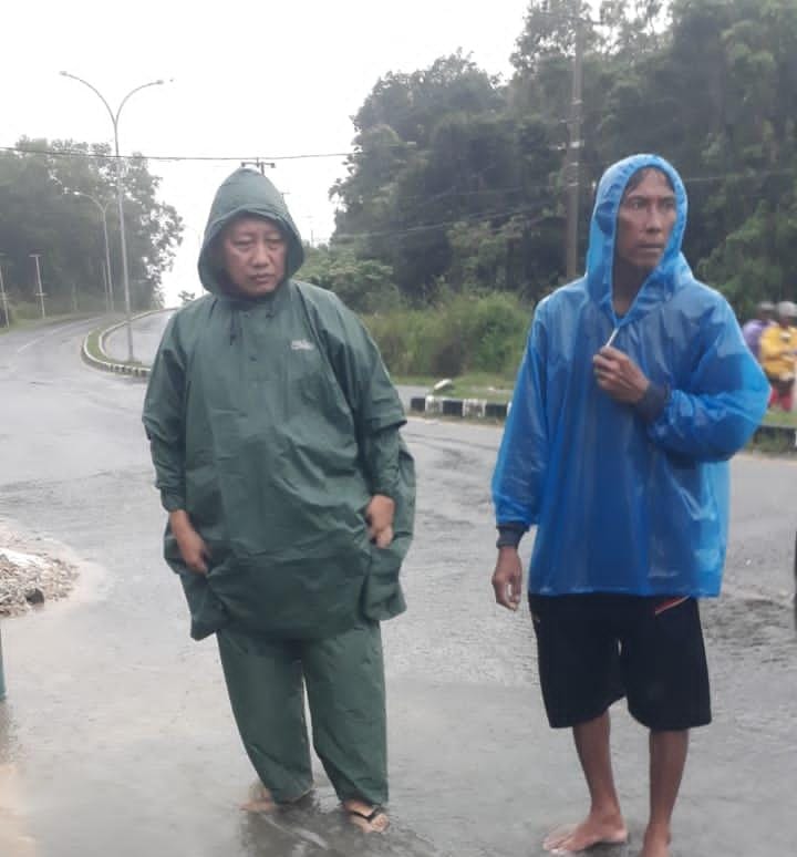 Pantau Banjir, Sekda Babar Salurkan Bantuan ke Warga Mentok