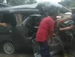 Lakalantas Truk Sawit Vs Minibus, Pengemudi Terjepit Stir Mobil