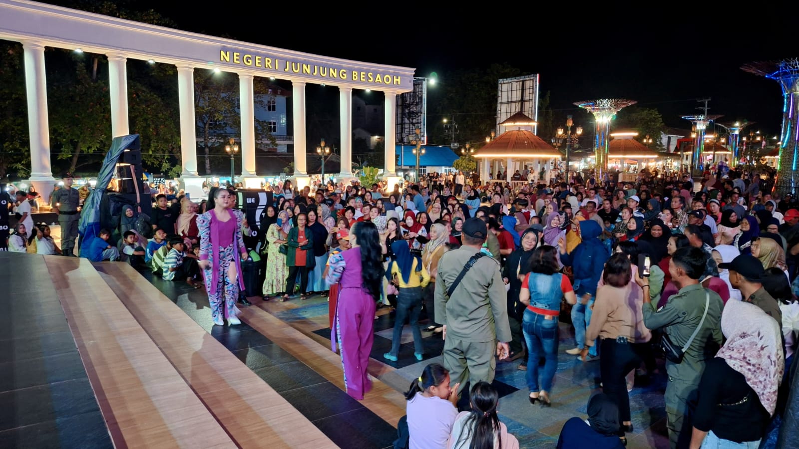 Duo Angels Meriahkan Pembukaan Festival UMKM di Simpang 5 Toboali