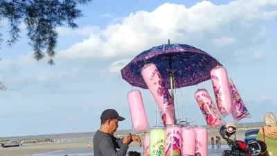 Mengawali Tahun di Tepi Pantai, Warga Padati Tempat Wisata