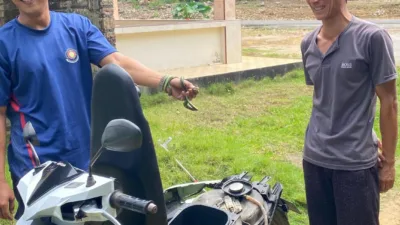 Dapat Laporan Warga, Damkar Bangka Kembali Evakuasi Ular Masuk ke Boks Motor di Sungailiat