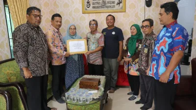 Pj Sekda Fery Serahkan Tali Asih ASN Peduli Babel ke Istri Alm. Raju