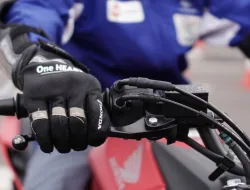 Kebiasaan Kecil, Risiko Besar: Hindari Memutar Gas Sambil Mengerem