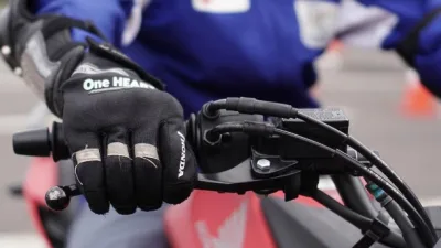 Kebiasaan Kecil, Risiko Besar: Hindari Memutar Gas Sambil Mengerem