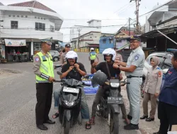 Dapat Helm Gratis, Warga Diingatkan Pentingnya Keselamatan Berlalulintas 