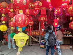 Jelang Imlek, Pernak-pernik Mulai Diserbu Pembeli