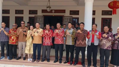 Tak Ada Sekat Agama! Pesan Kuat Gubernur Babel Saat Rayakan Imlek Bersama Thomas Jusman dan Bambang Patijaya