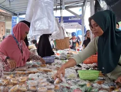 Tugu Kapal Mentok Jadi Pusat Kuliner Takjil Ramadan, Tiap Hari Dipadati Pembeli