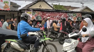 Hari Pertama Ramadan, Warga Serbu Takjil di Pasar Air Itam, Jalanan Sempat Macet
