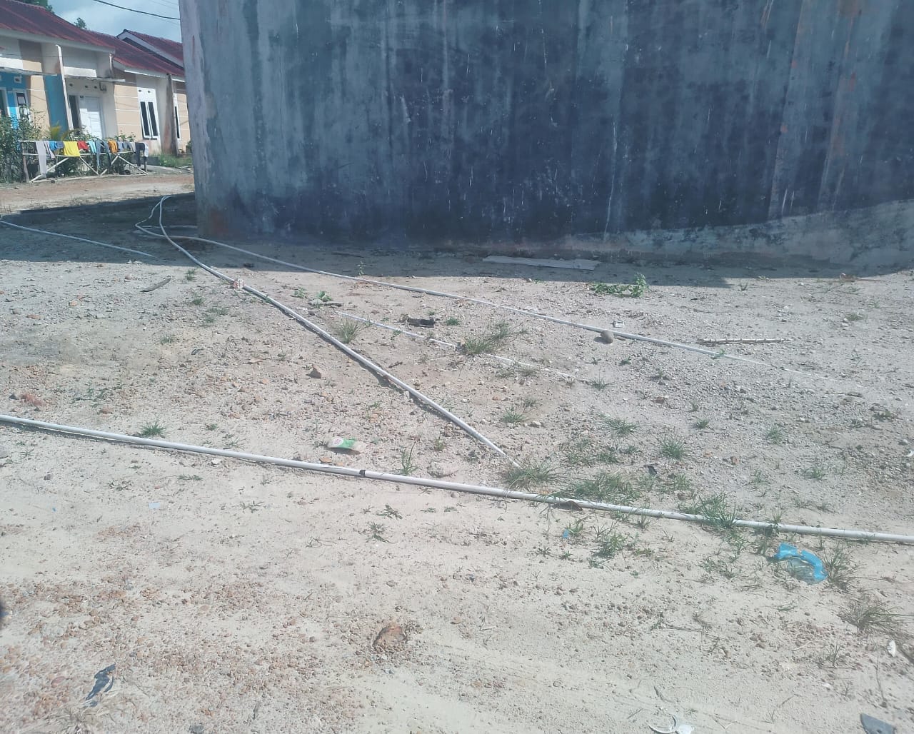 Distribusi Air PAM Satu Minggu Terganggu, Warga Desa Terak Terpaksa Manfaatkan Kolong untuk Mandi 