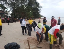 Gelar Aksi Bersih Pantai, Pemkot dan Polresta Pangkalpinang Beri Contoh Nyata ke Masyarakat