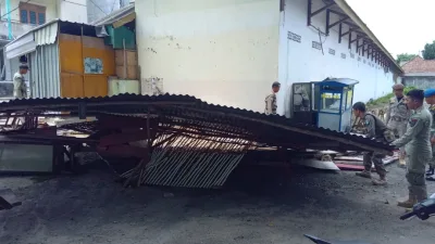 Ganggu Pandangan, Satpol-PP Bangka Robohkan Bangunan Liar di Pasar Mambo