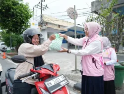 Semangat Ramadan, PLN UIW Babel Gelar Aksi Srikandi Berbagi Takjil Gratis