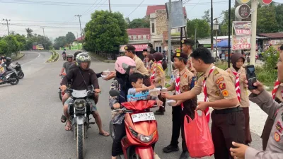 Saka Bhayangkara Polres Babar Bagikan Takjil dan Sosialisasikan Hotline 110