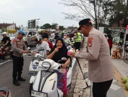 Kapolres Bangka Tengah Berbagi Takjil untuk Masyarakat Koba Agar Terasa Lebih Dekat
