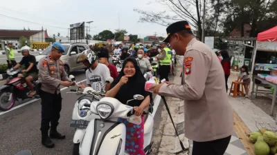 Kapolres Bangka Tengah Berbagi Takjil untuk Masyarakat Koba Agar Terasa Lebih Dekat