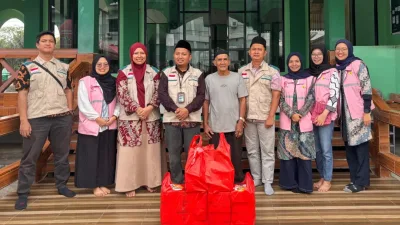 YBM PLN Berbagi Berkah Ramadan 1447 H, Takjil Dibagikan untuk Jamaah Masjid dan Pengendara di Tanjungpandan