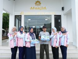 Srikandi PLN Babel Berbagi Takjil dan Kurma di Bulan Ramadan