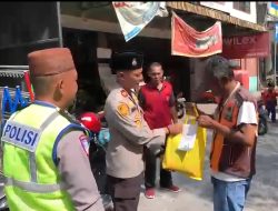 Polsek Mentok Berbagi Kebahagiaan dengan Petugas Parkir 