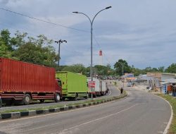 Antrean Mengular, Truk Tronton Dilarang Menyebrang