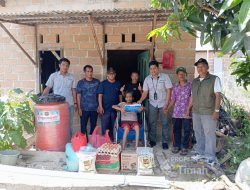 PT TIMAH Serahkan Bantuan Biaya Pengobatan untuk Warga Desa Rias