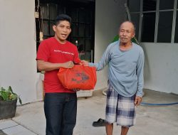 Peduli Sesama, Imam Wahyudi Bagikan Paket Sembako di Pangkalalang Belitung