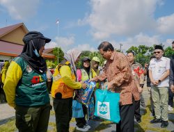 Pemkot Pangkalpinang Salurkan 478 Paket Sembako untuk Petugas Kebersihan Jelang Idul Fitri