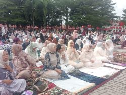 Lautan Jemaah Penuhi Alun-alun Taman Merdeka, Prof Udin Minta Jadikan Idul Fitri Momentum Pererat Persatuan