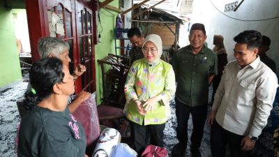 Turun Langsung, Cece Dessy Serahkan Bantuan untuk Korban Kebakaran di Pasir Putih